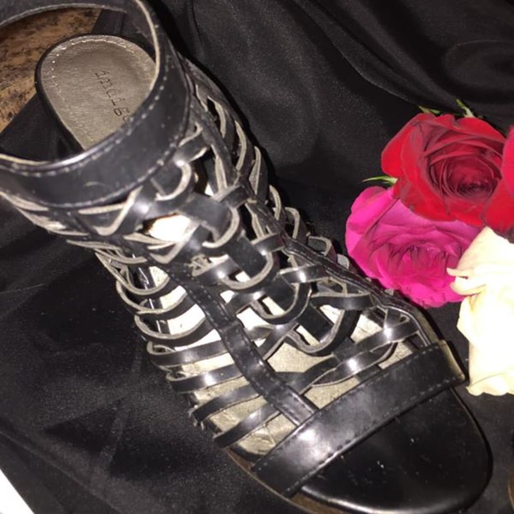 shoes - Picture 2 of 3